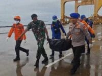 EVAKUASI. Tim Basarnas bersama dengan kepolisian dan TNI mengevakuasi mayat pria bertato di Pulau Laelae, Makassar.
