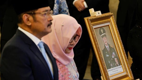PAHLAWAN. momen haru di istana merdeka putri soeharto terima gelar pahlawan nasional dari presiden prabowo.
