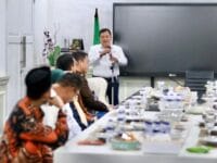 Bupati Takalar, Firdaus Daeng Manye saat menyapa sejumlah pimpinan partai politik di Takalar.