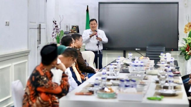 Bupati Takalar, Firdaus Daeng Manye saat menyapa sejumlah pimpinan partai politik di Takalar.