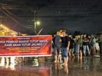 PROTES. Warga Moncongloe Maros tiap tahun dilanda banjir. Mereka protes ke pemerintah lantaran tak pernah ada solusi.