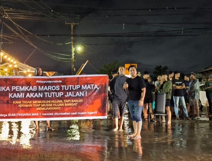 PROTES. Warga Moncongloe Maros tiap tahun dilanda banjir. Mereka protes ke pemerintah lantaran tak pernah ada solusi.