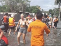 EVAKUASI. Sejumlah turis di Bali dievakuasi dari bencana banjir di Denpasar, Bali.