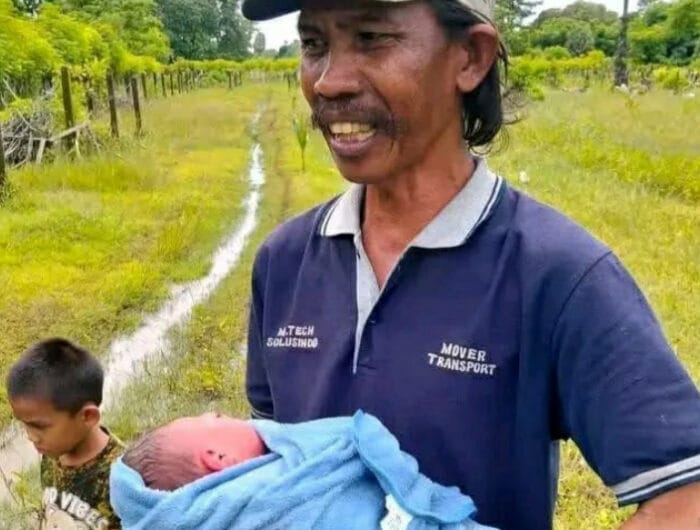 Baktiar Dg Rowa saat menemukan bayi perempuan yang dibuang di tumpukan kayu di Takalar.