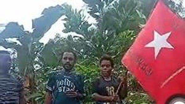 BENDERA. Tiga pria beredar dalam sebuah video tampak membentangkan bendera KNPB di Kabupaten Gowa, Sulsel.