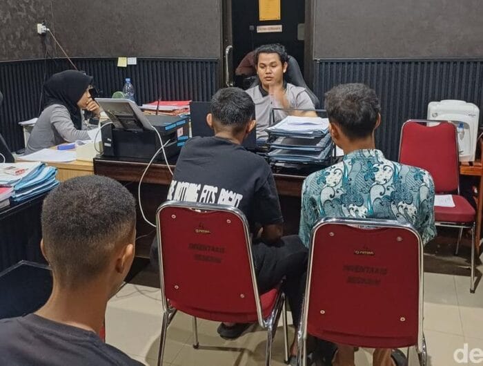 DIAMANKAN. Tiga remaja di Kabupaten Pangkep berurusan dengan polisi setelah mencuri laptop di sebuah sekolah dasar di Pangkep.