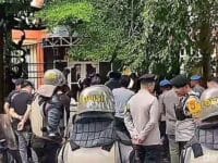 RUSUH. Mahasiswa asal Papua terlibat bentrok dengan aparat kepolisian yang berjaga.