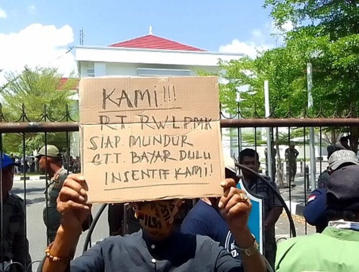 DEMO. Sejumlah RT dan RW di Kota Palopo melakukan aksi unjuk rasa di depan DPRD Kota Palopo. Mereka menuntut insentif mereka yang tidak dibayarkan 10 bulan terakhir.