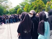 DEMO. Mahasiswa Enrekang melajukan aksi unjuk rasa di depan Kantor Kejari Enrekang terkait dengan korupsi baznas Enrekang.