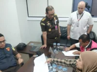 DITAHAN. Mantan Kajari Enrekang berinisial P ditahan oleh Kejaksaan Agung setelah ditetapkan sebagai tersangka dugaan korupsi dana zakat di Kabupaten Enrekang.