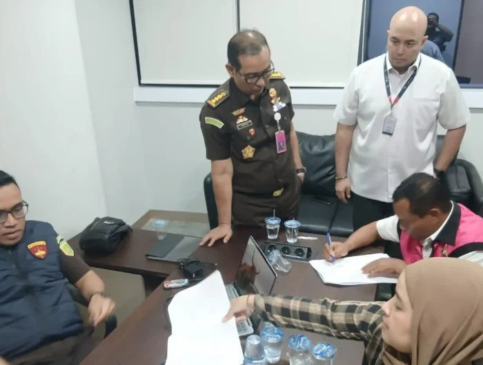 DITAHAN. Mantan Kajari Enrekang berinisial P ditahan oleh Kejaksaan Agung setelah ditetapkan sebagai tersangka dugaan korupsi dana zakat di Kabupaten Enrekang.