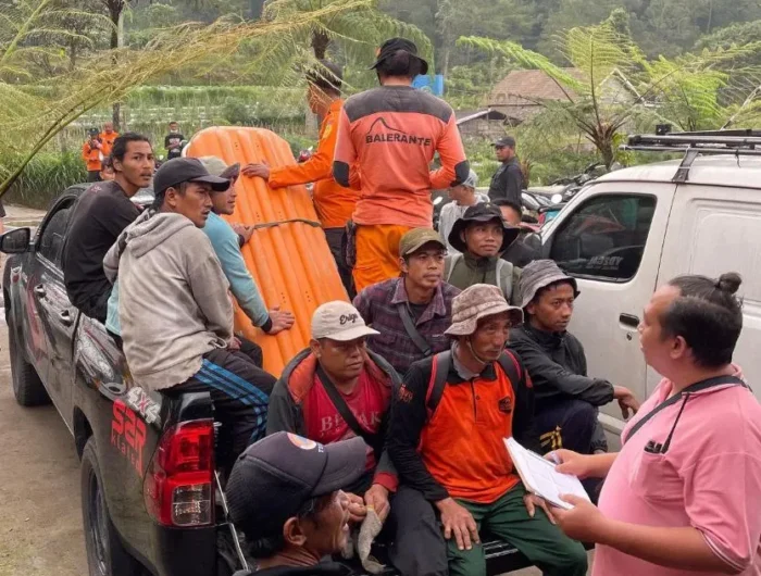 EVAKUASI. Tim penyelamat melakukan evakuasi seorang pendaki di Gunung Merapi.