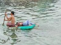 Korban kecelakaan laut dipangkep dievakuasi oleh warga ke daratan.