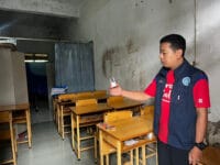 KECURIAN. Petugas sekolah memperlihatkan ruangan yang dibobol maling dengan kondisi gembok yang masih bagus.