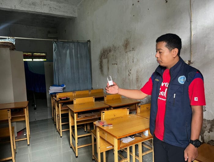 KECURIAN. Petugas sekolah memperlihatkan ruangan yang dibobol maling dengan kondisi gembok yang masih bagus.