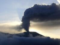 Ilustrasi: Erupsi gunung Marapi di Sumbar