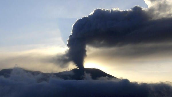 Ilustrasi: Erupsi gunung Marapi di Sumbar