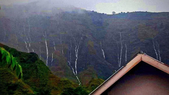 MENANGIS. Fenomena air terjun dadakan yang disebut warga sebagai fenomena gunung menangis terjadi di Gunung sembalun dan membuar warga panik.