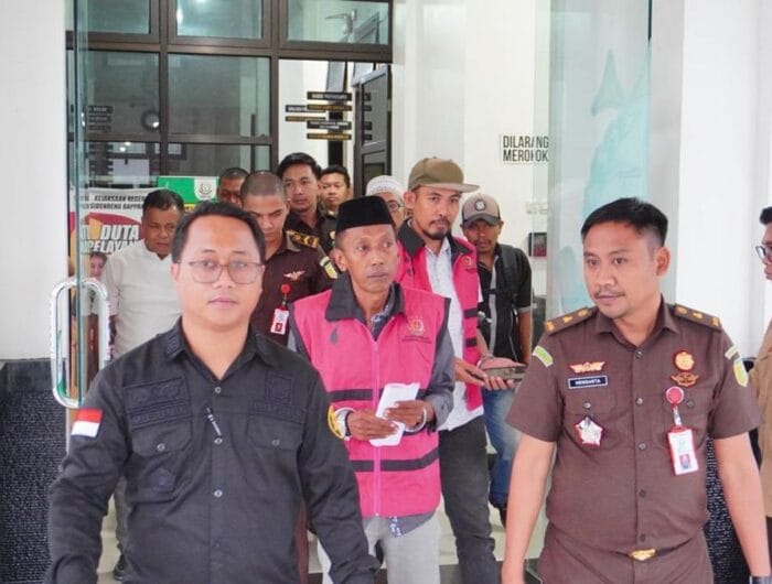 TERSANGKA. Kejaksaan negeri Sidrap menahan dua tersangka kasus korupsi dana hibah KONI.