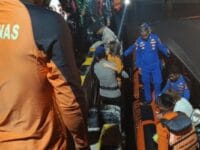 EVAKUASI. Tim penyelamat melakukan evakuasi dari kapal tenggelam di Labuan Bajo. Empat orang turis asal Spanyol dilaporkan hilang dalam insiden itu.