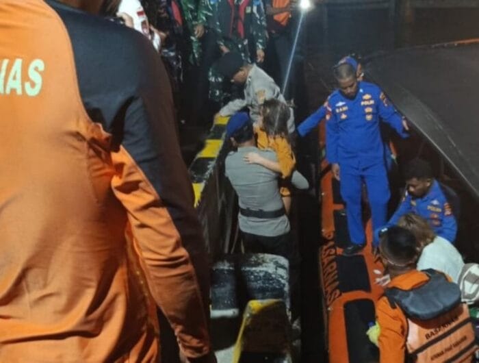 EVAKUASI. Tim penyelamat melakukan evakuasi dari kapal tenggelam di Labuan Bajo. Empat orang turis asal Spanyol dilaporkan hilang dalam insiden itu.