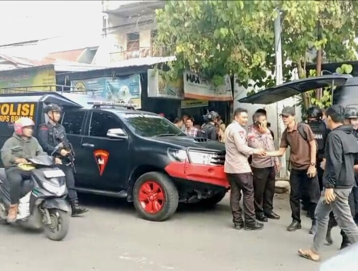 PENGAMANAN. Tim gegana polri melakukan pengamanan di sebuah warkop yang baru saja meledak, Kamis, 18 Desember 2025.