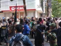 DEMO. Mahasiswa Papua di Makassar melakukan aksi unjuk rasa di Jalan Lanto Dg Pasewang, Kota Makassar, Senin, 1 Desember 2025.