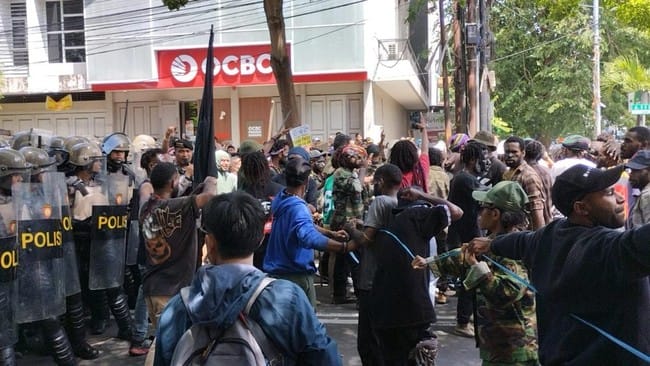 DEMO. Mahasiswa Papua di Makassar melakukan aksi unjuk rasa di Jalan Lanto Dg Pasewang, Kota Makassar, Senin, 1 Desember 2025.