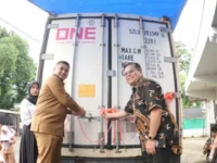 PERDANA. Wali Kota Makassar, Munafri Arifuddin saat memulai ekspor gurita beku perdana di Makassar.