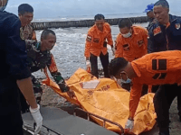 MAYAT. Petugas berusaha mengevakuasi mayat di Pantai Takalar.