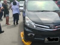 TEGAS. Dishub Makassar akhirnya mengambil tindakan tegas dengan menggembok kendaraan yang melanggar parkir di depan toko Alaska di Jalan Pengayoman, Makassar.