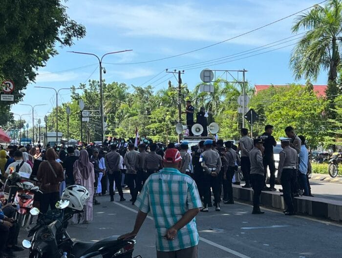 DEMO. Tenaga Kesehatan kabupaten Takalar melakukan aksi unjuk rasa di depan kantor Bupati takalar, Kamis, 18 Desember 2025.