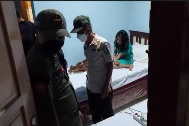 RAZIA. Satpol PP Parepare melakukan razia di sejumlah penginapan dan indekos yang ada di Parepare.