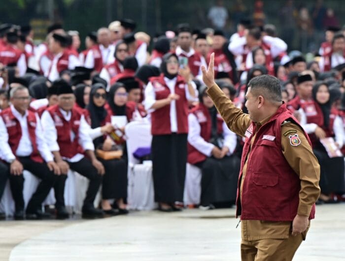 SAPA. Wali Kota Makassar, Munafri Arifuddin melambaikan tangan kepada RT dan RW yang terpilih pada acara pelantikan, Senin, 29 Desember 2025.