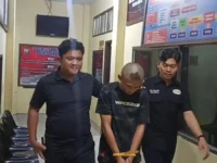 TERSANGKA. Polisi menggelandang pria berinisial D yang menikam seorang karyawakan kafe hanya karena tatapan sinis.