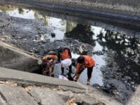 ATASI BANJIR. Satgas drainase bekerja cepat untuk mengatasi banjir di Makassar.