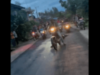 AMUK MASSA. Potongan gambar sejumlah warga yang mengamuk dan menghakimi warga dengan menyeretnya dengan sepeda motor di Malakaji, Gowa.