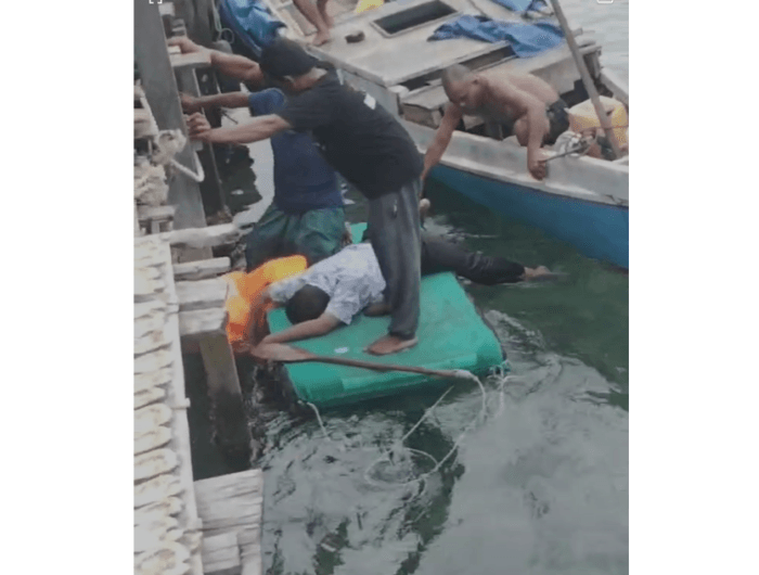 EVAKUASI. Potongan gambar video proses evakuasi yang dilakukan warga terhadap korban kecelakaan laut di Pangkep, Sabtu, 27 Desember 2025.