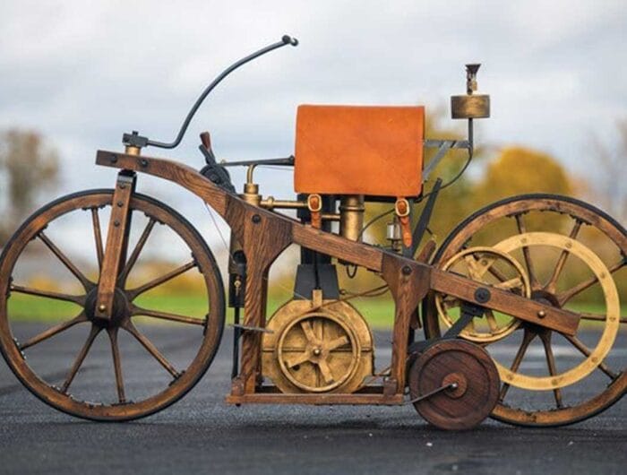 PERTAMA. Daimler Reitwagen sepeda motor pertama di dunia.