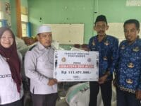 TABE. Tenaga guru di Maros melakukan penggalangan dana untuk bantuan korban bencana banjir di Sumatera.