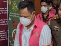 TAHAN. Kejaksaan melakukan penahanan terhadap tiga tersangka korupsi dana hibah di KPU Pangkep. Dua di antaranya adalah komisioner KPU Pangkep.