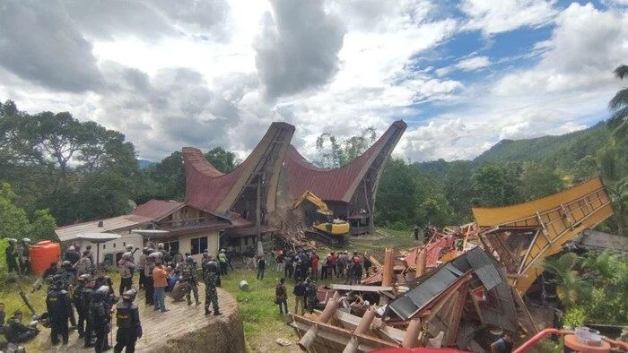 RUBUH. Tongkonan yang diperkirakan berusia 300 tahun dirubuhkan di Tana Toraja akibat sengketa lahan.