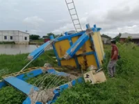 RUBUH. Sebuah bangunan tower air yang merupakan proyek Pamsimas di Kabupaten Maros rubuh setelah diisi 20 kubik air.