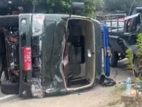 KECELAKAAN. Truk tronton di Makassar kehilangan kendali dan menabrak sebuah tiga mobil di sekitarnya. Satu orang dilaporkan tewas akibat kejadian itu.