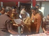 BARANG BUKTI. Bupati Gowa, Sitti Husniah Talenrang ikut menyaksikan pemusnahan barang bukti uang palsu di halaman Kejaksaan Negeri Gowa, Sungguminasa, Selasa (2/12).
