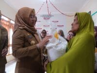 BANTUAN. Bupati Gowa, Sitti Husniah Talenrang menyerahkan bantuan pangan kepada warga di Katangka, Senin, 8 Desember 2025.