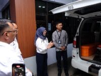 BRI PEDULI. Satu unit ambulans dari program CSR BRI diserahkan ke Pemkab Gowa.