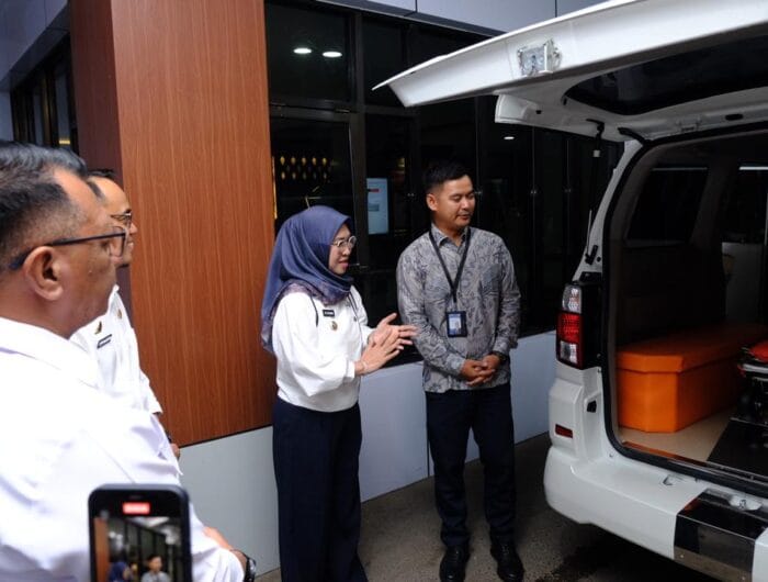 BRI PEDULI. Satu unit ambulans dari program CSR BRI diserahkan ke Pemkab Gowa.