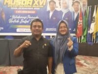SELAMAT. Ketua Umum Organisasi Masyarakat (Ormas) Semut Hitam, Syarifuddin memberikan selamat dan apresiasi atas terpilihnya Vonny Ameliani sebagai ketua KNPI Sulsel.