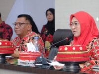 TEKAN INFLASI. Bupati Gowa, Sitti Husniah Talenrang saat memimpin rapat TPID.